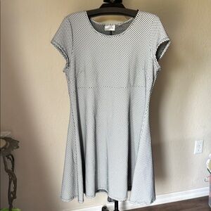 Avenue Dress cap sleeve White with black polka dots full skirt size 22/24 PTP 22